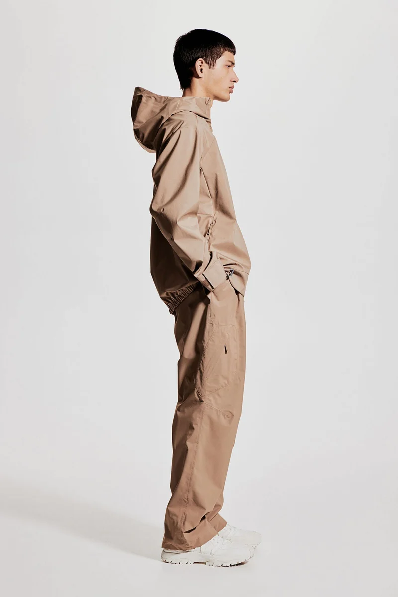 اتش اند ام جاكيت ناعم مقاوم للماء بقصّة عادية